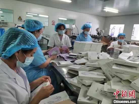伊犁州相关企业员工正加班生产产品。　王志华 摄