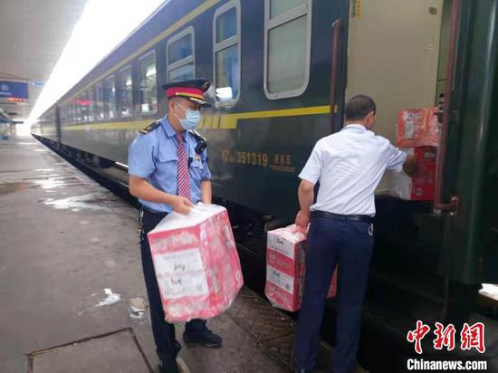 为受困旅客免费提供食物和饮水。　中国铁路太原局集团有限公司供图