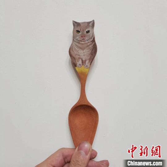 沈辉手工制作的木勺。