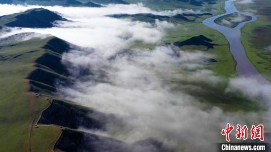 草原上空蒸腾的水汽形成形态各异的流云。　依力达尔·依明 摄