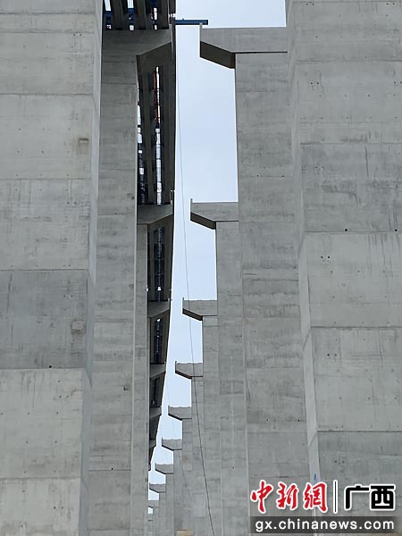 图为正在建设中的培森柳江特大桥。梁剑锋 摄
