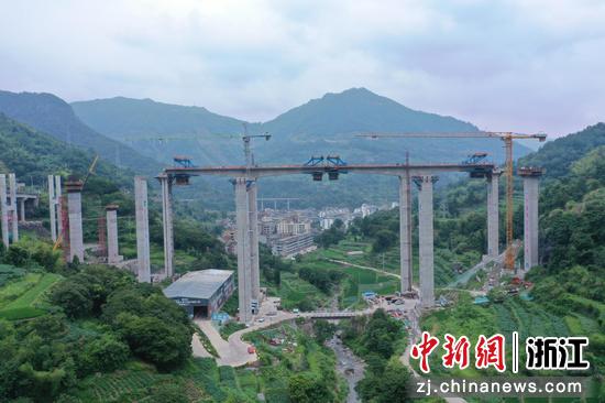 浙江景文高速首个大桥合龙。浙高建公司景文指挥部 供图