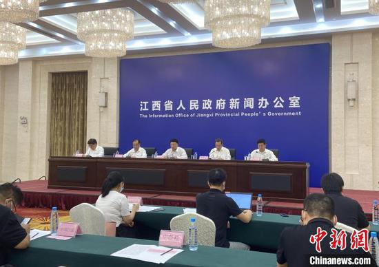 8月3日，江西省庆祝建党百年系列新闻发布会之卫生健康事业专题新闻发布会在南昌举行。　刘玉洁　摄