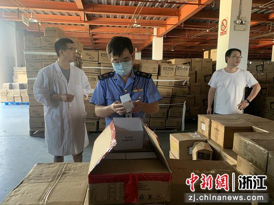 杭州市市场监督管理局监管人员在化妆品企业检查。郑静 摄