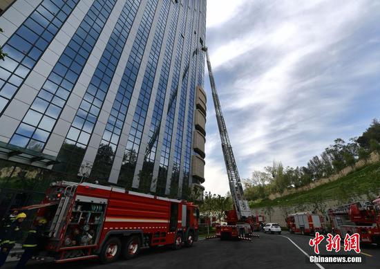 8月3日，新疆消防救援总队在乌鲁木齐市开展高层建筑灭火救援综合实战演练。 中新社记者 刘新 摄