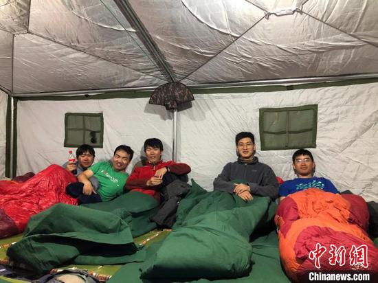 科考队员扎营时在帐篷里准备休息。　中新社记者 孙自法 摄