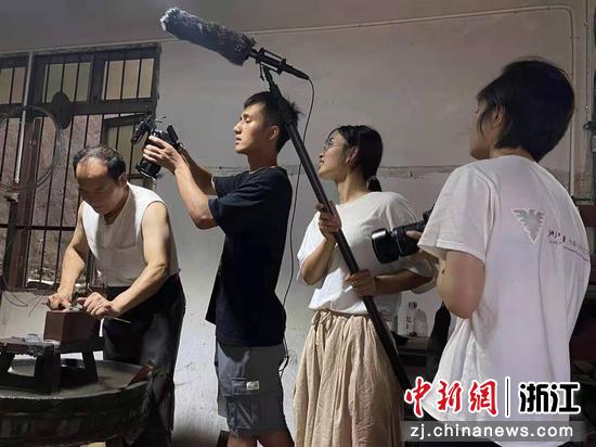 团队成员拍摄郑国荣老师磨剑。符安妮 摄