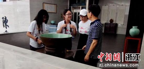 陈爱明老师为同学们展示“声如磬”。陈志远 摄