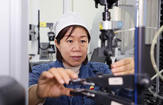独山子石化研究院宋玉萍博士研究稀土橡胶15年。图为她正在做实验。李秦 摄