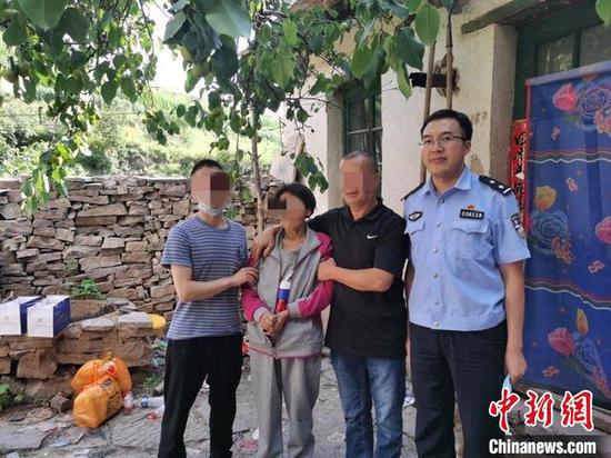 在警民接力帮助下，现年56岁的妇女杨某某与失散31年的哥哥及儿子团聚。　晋中城区警方供图