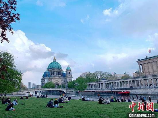 资料图：5月6日下午 ，保持社交距离的人们坐在柏林博物馆岛旁的詹姆斯· 西蒙公园绿地上休憩。 中新社记者 彭大伟 摄