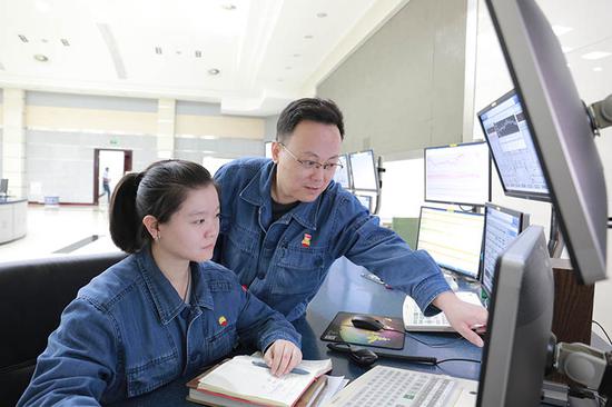 独山子石化公司技能专家张全军在给青年员工传授操作经验。吴长占摄