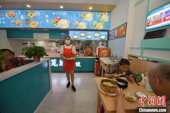 长春有一家“特殊”的蒸饺店：家长陪孩子一起就业