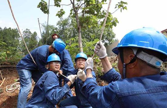 7月27日，国网昌吉供电公司抢修登封市宣化镇七里庙村10千伏线路，工作人员正在架设电线。 马占财 摄