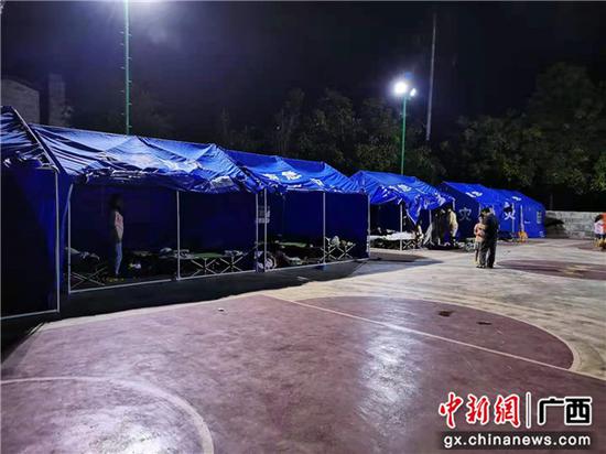 8月5日晚，足荣镇村民在篮球场上搭建的救灾帐篷中过夜。 黄振挺 摄