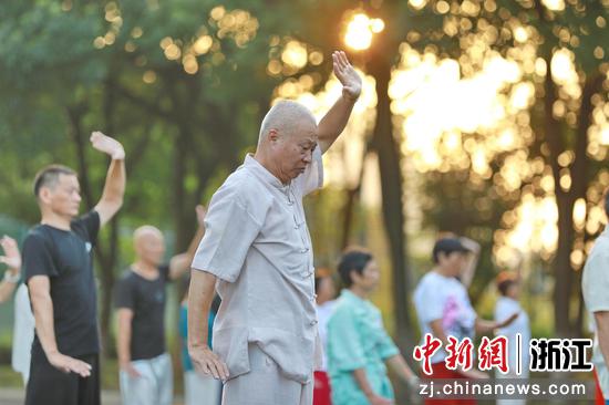 市民在晨光中锻炼。金鹏（通讯员）摄