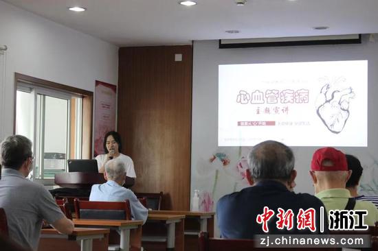 图 4 调研团负责人雷善言在进行宣讲 图 4 调研团负责人雷善言在进行宣讲