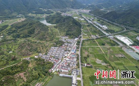 仙居大庄村被青山良田环绕。（无人机照片）陈月明（通讯员） 摄