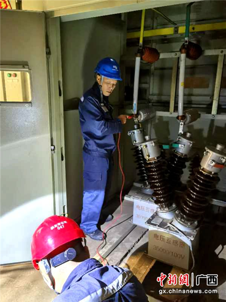 崇左供电公司共产党员服务队对企业客户的电力设备进行检修。卢卓景 摄
