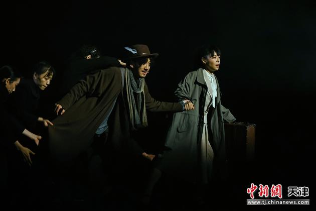 8月7日晚，由张静初领衔主演、导演赵淼执导的舞台剧《被嫌弃的松子的一生》在天津大剧院歌剧厅上演。

中新社记者 佟郁 摄