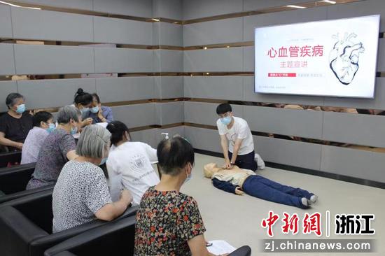图 5 调研团成员钱辰浩在进行CPR教学 图 5 调研团成员钱辰浩在进行CPR教学