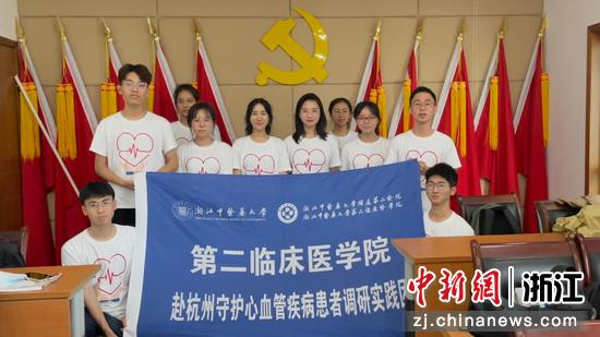 图 3 调研团全体同学合影 图 3 调研团全体同学合影