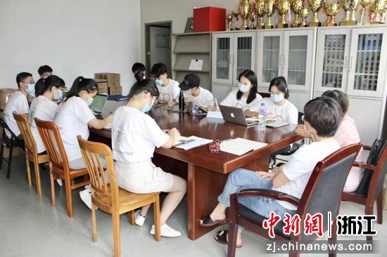 图 2 调研团指导老师陈翔书记与杨芳老师在进行实践前指导 图 2 调研团指导老师陈翔书记与杨芳老师在进行实践前指导