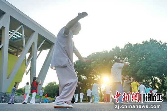 市民在晨光中锻炼。金鹏（通讯员）摄