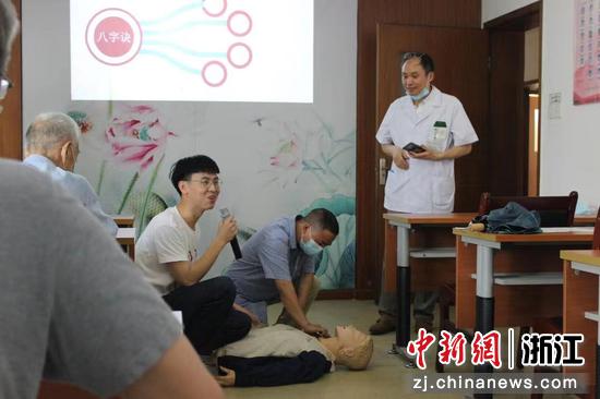 图 6 老人们积极尝试卢医生辅助指导 图 6 老人们积极尝试卢医生辅助指导