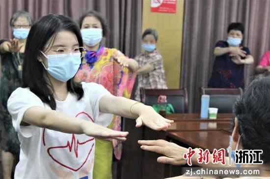 图10 调研团成员张沁雨带领老人们打太极 图10 调研团成员张沁雨带领老人们打太极