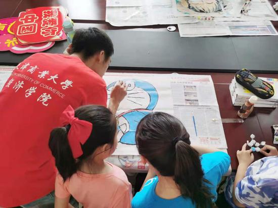 天津商业大学经济学院e路畅青实践团志愿者为杨庄村孩子教授绘画技巧
