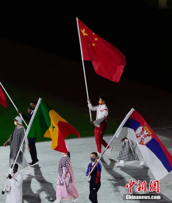 图为中国代表团闭幕式旗手苏炳添举国旗出场。中新社记者 杜洋 摄