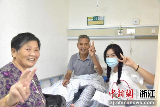 图 1 患者与调研团成员合影 图 1 患者与调研团成员合影