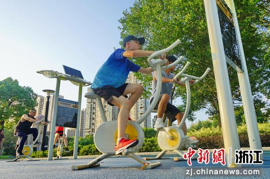 市民在晨练中。金鹏（通讯员）摄