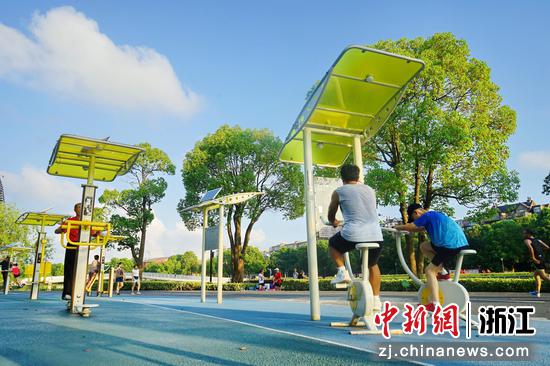 市民借助器材进行健身。金鹏（通讯员）摄
