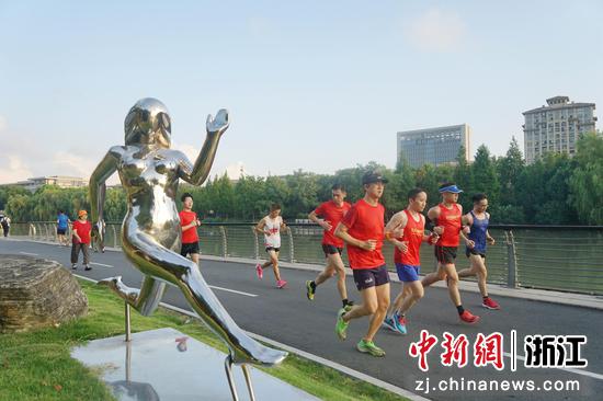 众多市民沿河跑步健身。金鹏（通讯员）摄