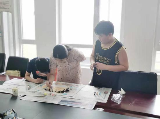 天津商业大学经济学院e路畅青实践团志愿者为杨庄村孩子教授绘画技巧