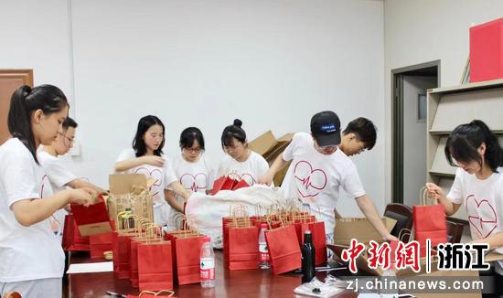 图12 同学们为老人们准备精美小礼物 图12 同学们为老人们准备精美小礼物
