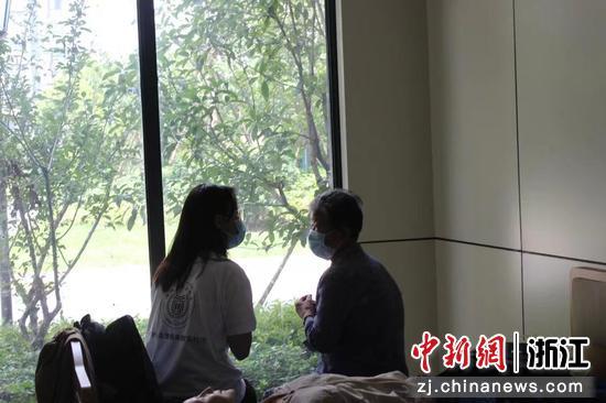 图 9 调研团成员们与患者进行质性访谈 图 9 调研团成员们与患者进行质性访谈