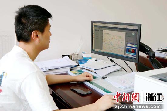 江北区一工作人员利用“云玺”平台查看数据。  邬佳燕 摄