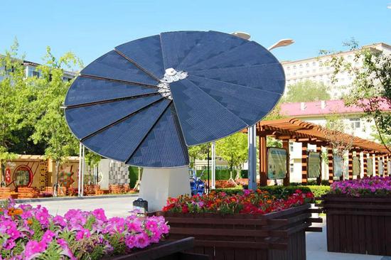 乌鲁木齐供电公司院内，2座智能追光的光伏“太阳花”安装调试完毕。