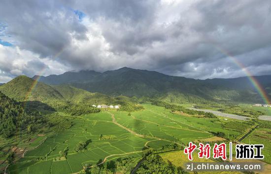 仙居双庙乡田野上空出现彩虹。（无人机照片）  陈月明（通讯员） 摄