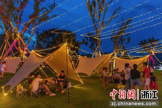 民众在夜晚休闲  汪学斌 摄