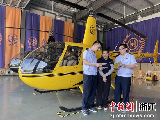 当地税务人员进企业。  建德市税务局供图
