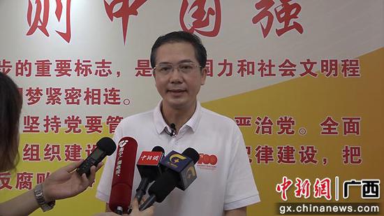 广西壮族自治区体育局党组成员、副局长卢意文接受媒体采访。张广权  摄