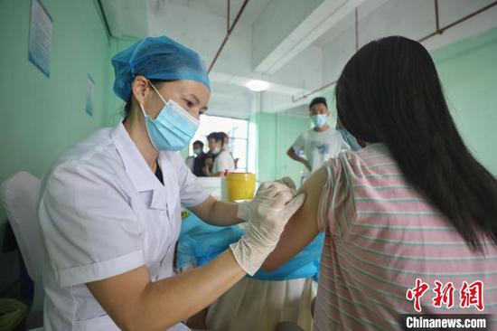 8月7日，贵州省遵义市新蒲新区思乐为新冠疫苗接种点，医护人员在给青少年接种疫苗。　瞿宏伦 摄