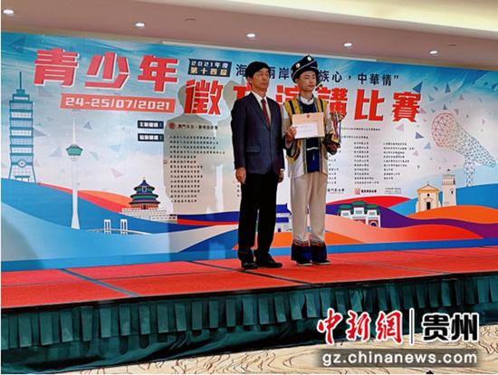 澳门中联办台湾事务部部长徐莽（右）为荣获冠军的姚靓靓同学颁奖