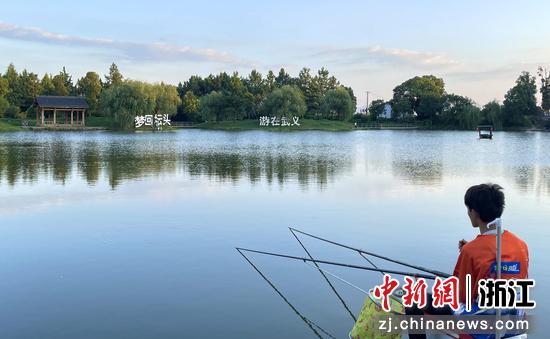 坛头村湿地生态优良吸引垂钓爱好者。  徐小冰（通讯员） 摄