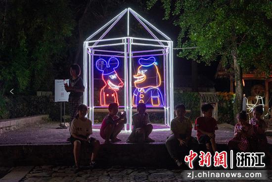 民众在夜晚休闲  汪学斌 摄