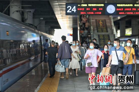 贵阳北站，旅客在月台准备登车。瞿宏伦 摄